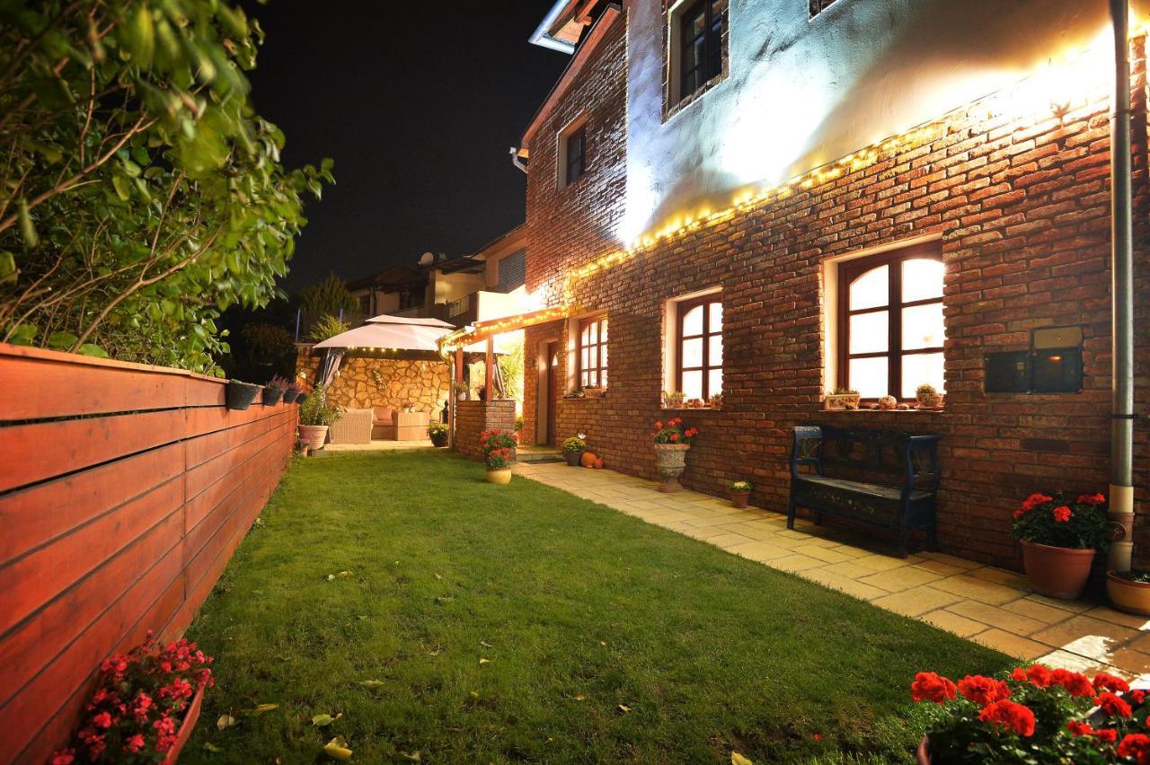 Janicsar Garden Apartman Eger Exterior photo
