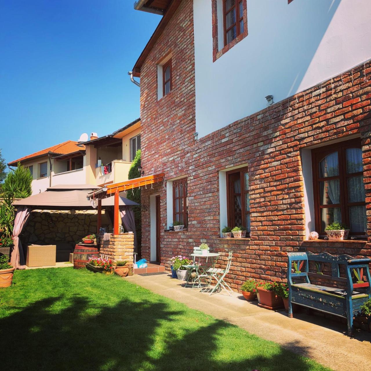 Janicsar Garden Apartman Eger Exterior photo